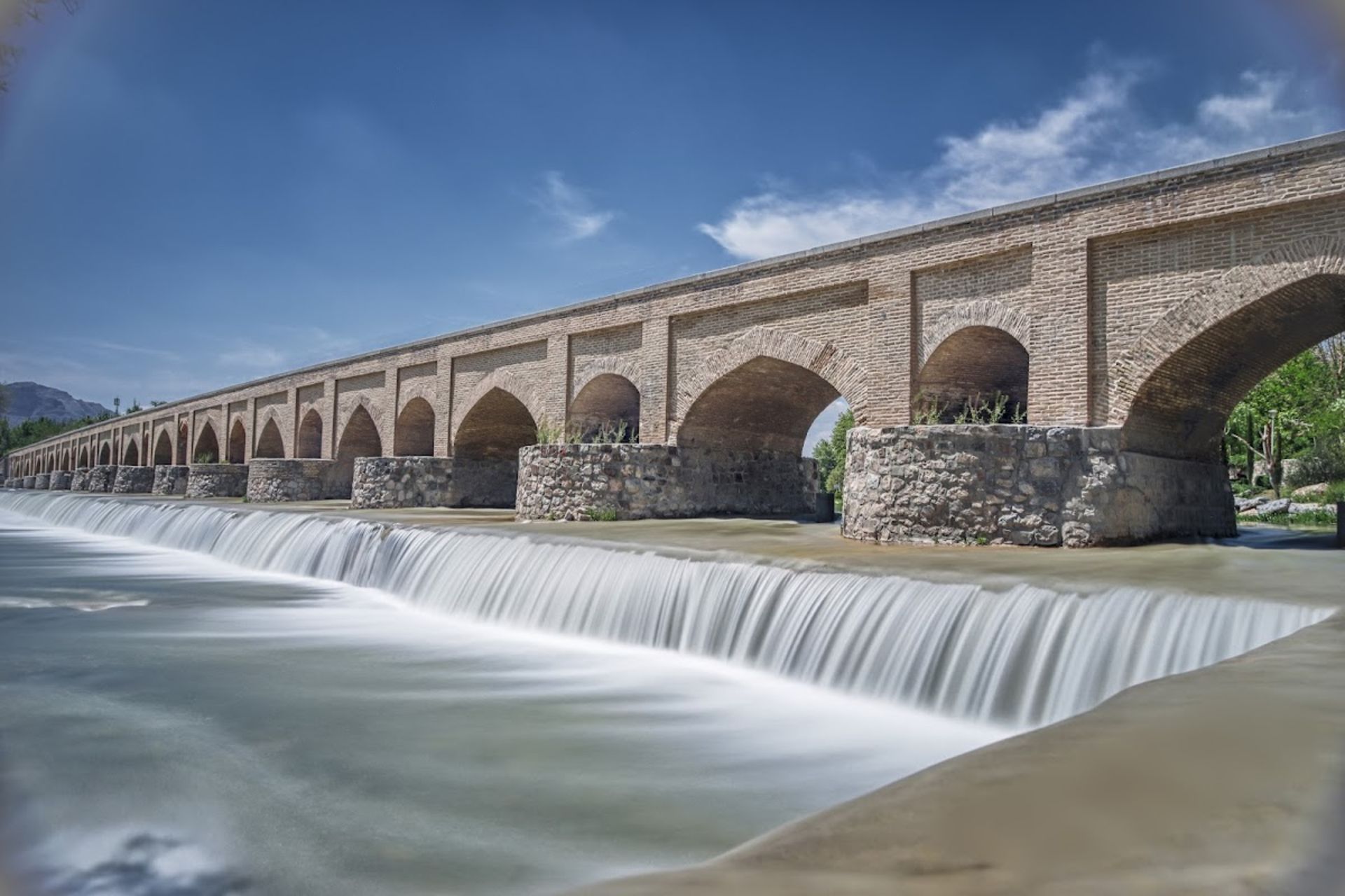 پل مارنان اصفهان با آسمانی صاف