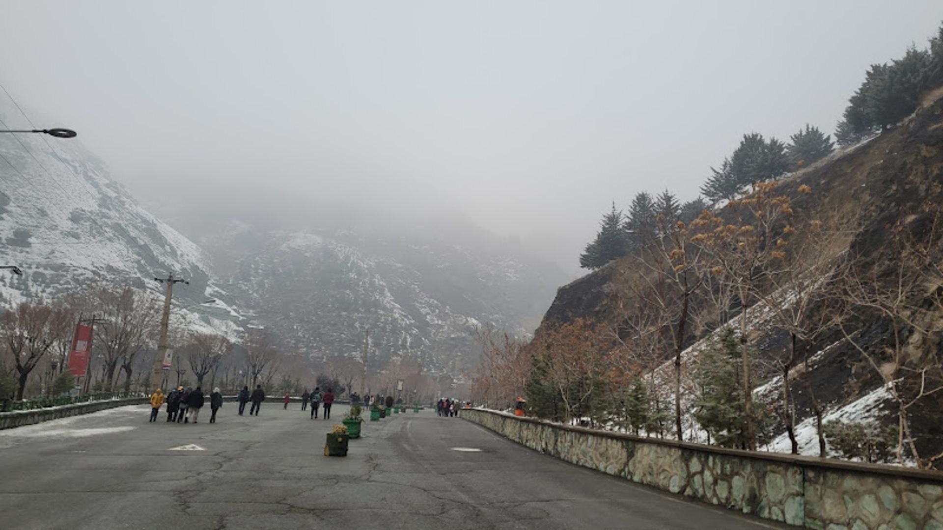 جاده سلامتی در یک روز برفی به سمت ایستگاه اول توچال