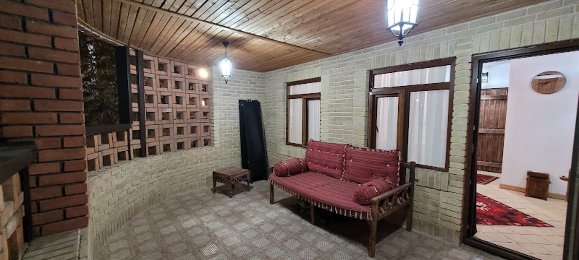 تخت چوبی در تراس اقامتگاه سنتی ارزمان