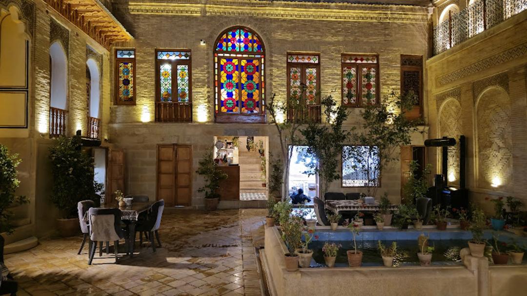 حیاط بوتیک هتل جهانشاهی در شب