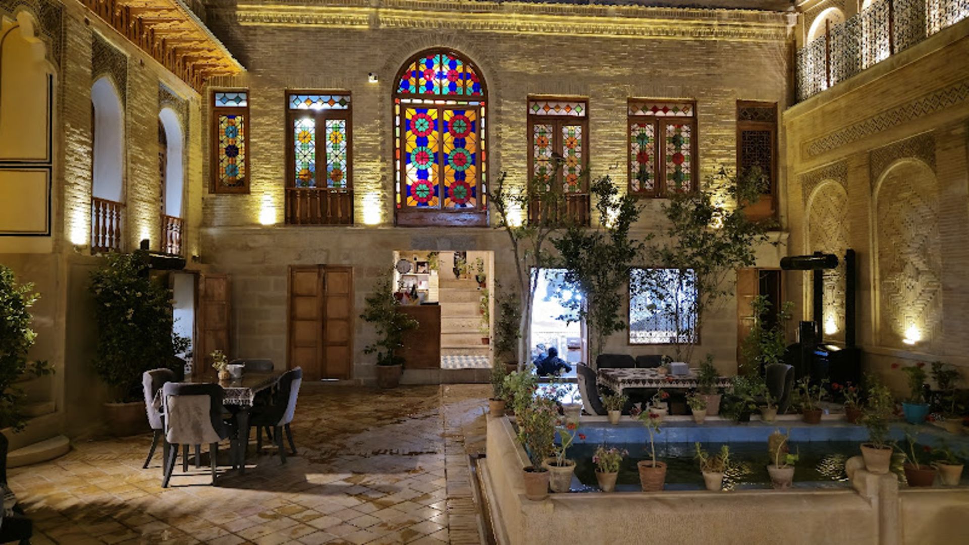 حیاط بوتیک هتل جهانشاهی در شب