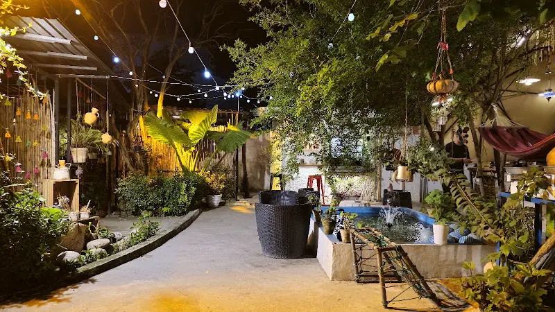 حیاط سنتی رستوران پلوخونه تنکابن در شب