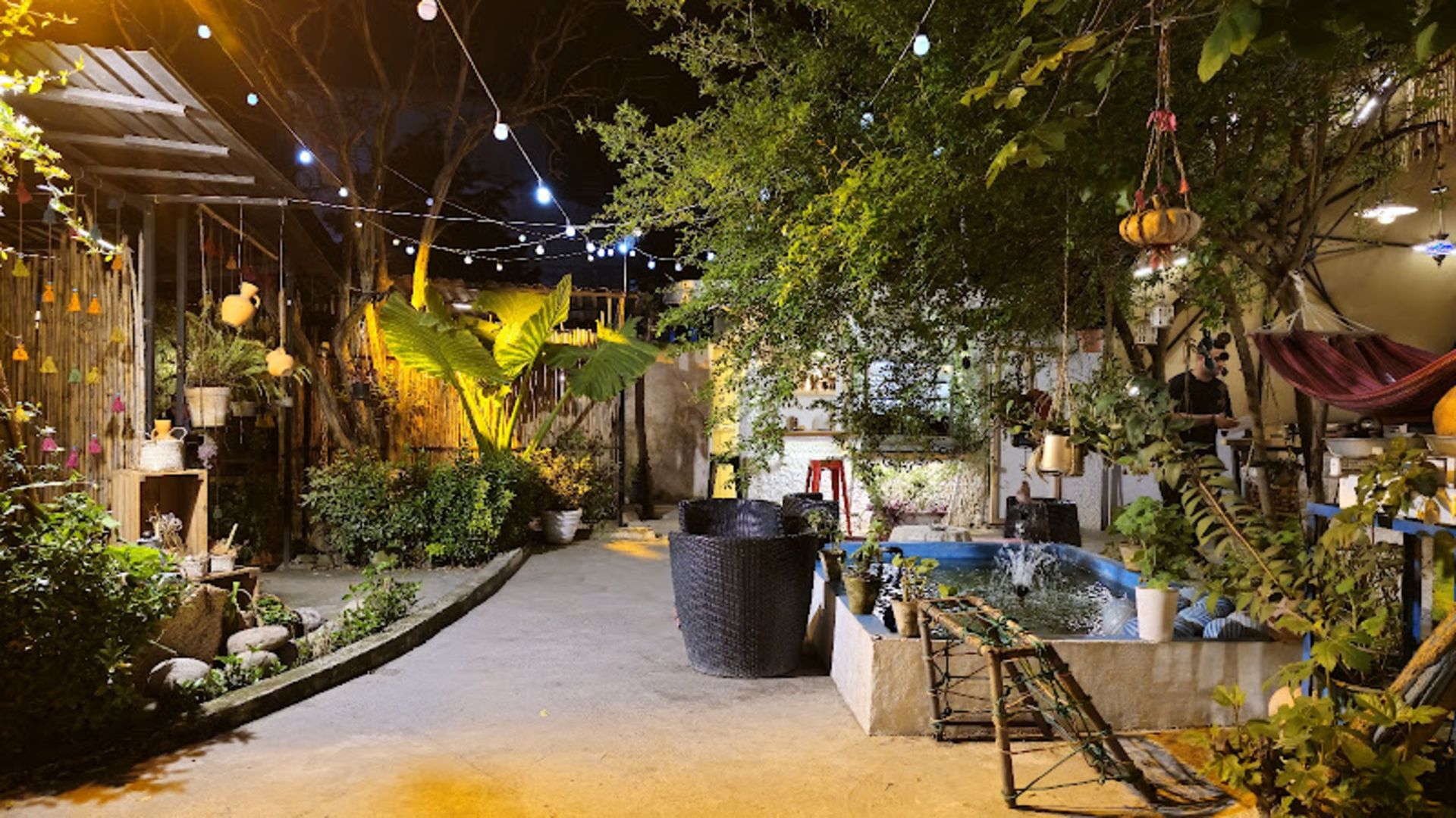 حیاط سنتی رستوران پلوخونه تنکابن در شب