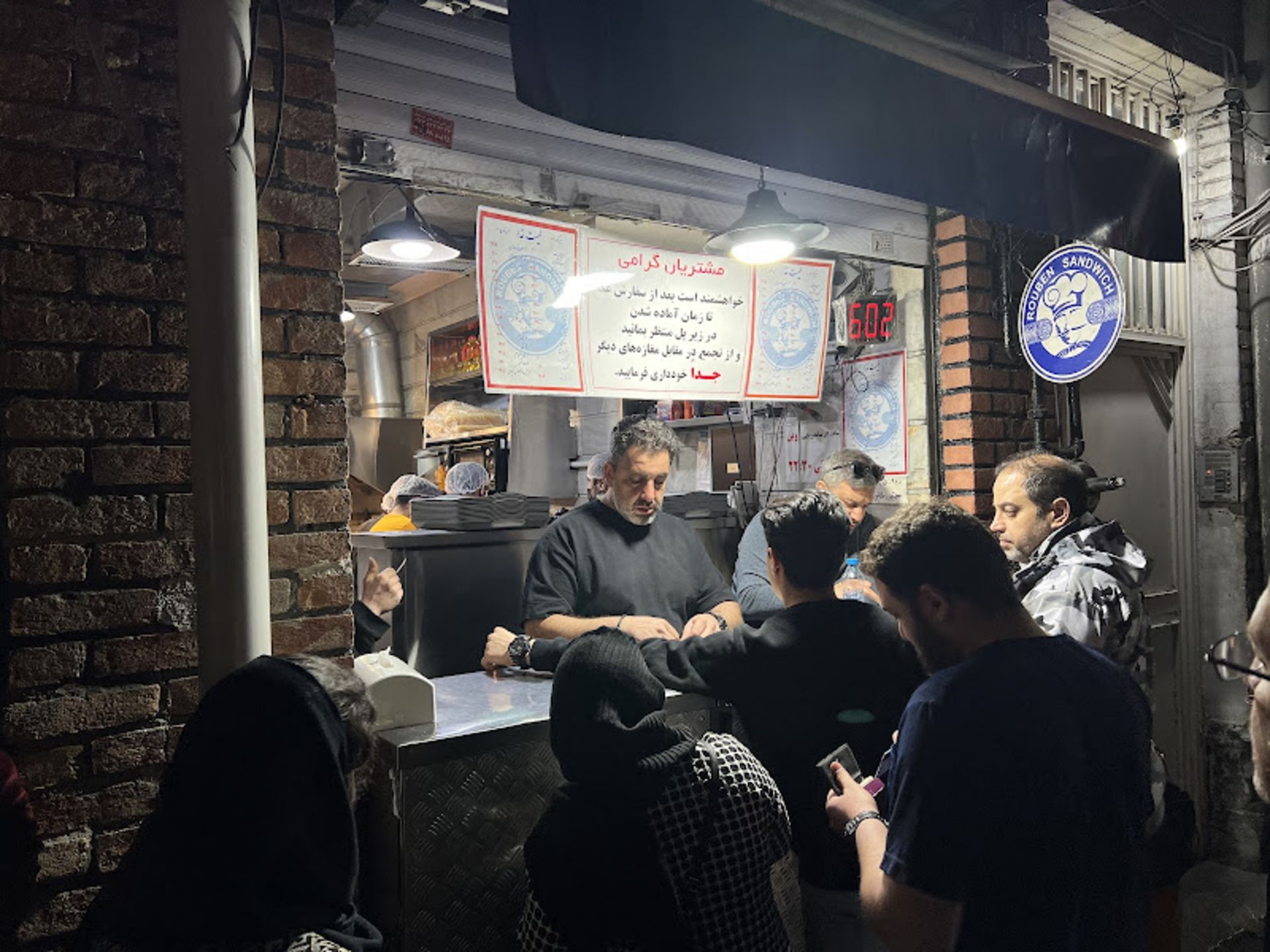 ساندویچ روبن با جمعیت در حال انتظار