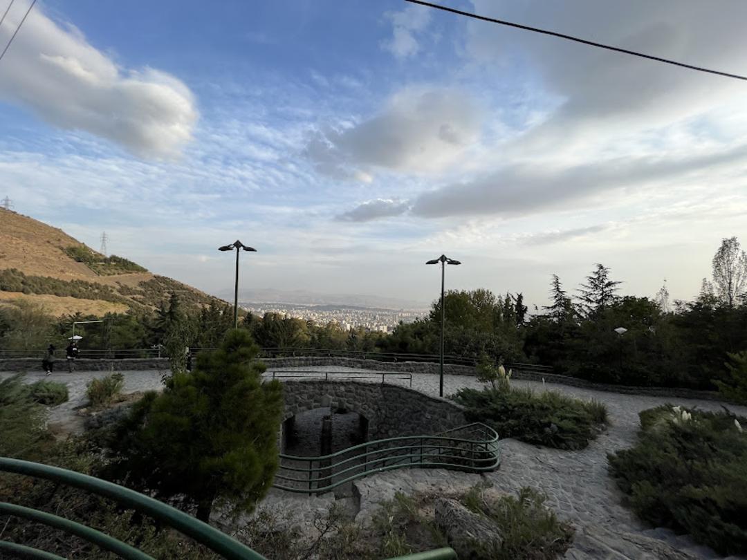 نمایی از بوستان جمشیدیه با آسمانی صاف