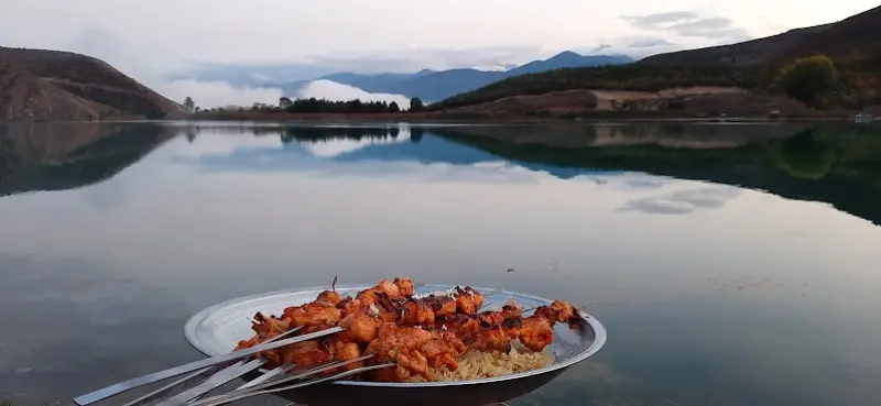 غذا خوردن در کنار دریاچه ولشت