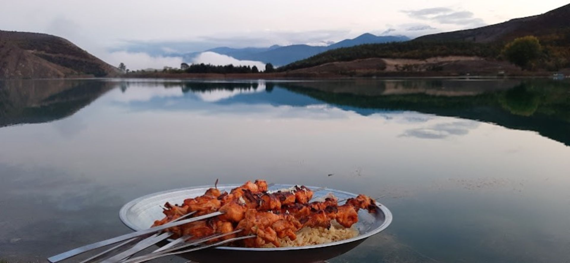 غذا خوردن در کنار دریاچه ولشت