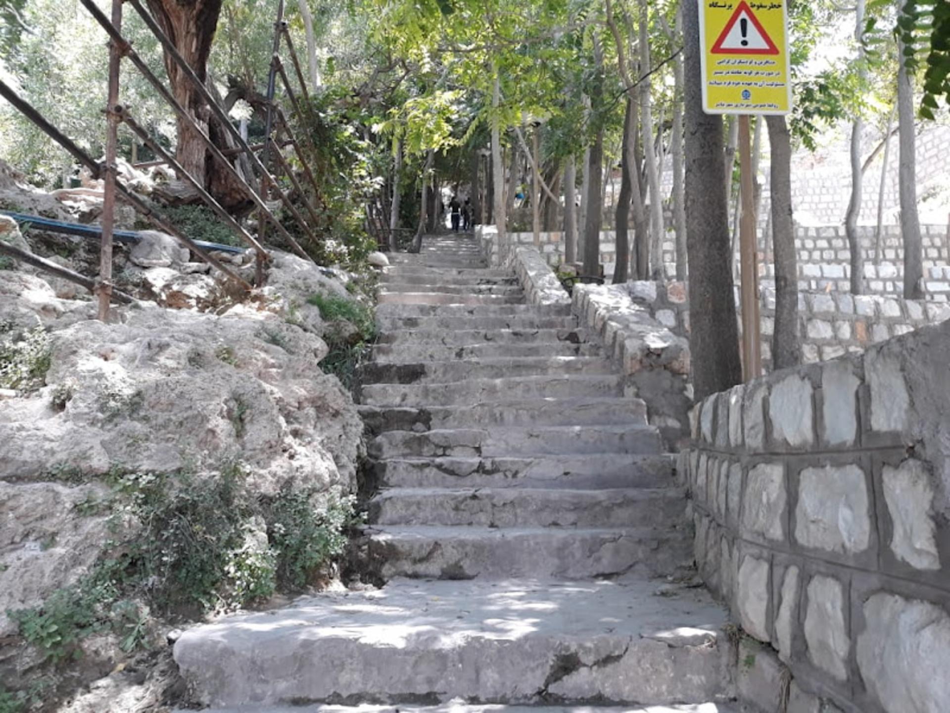 مسیر پلکانی کنار آبشار نیاسر