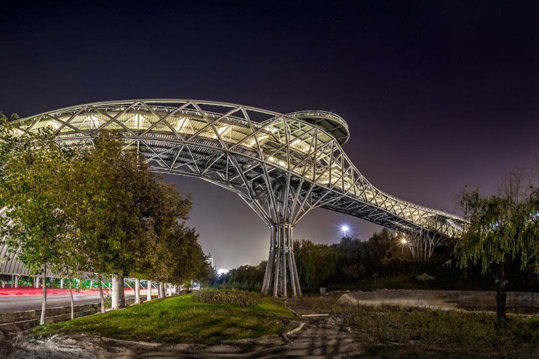 پل طبیعت در شب