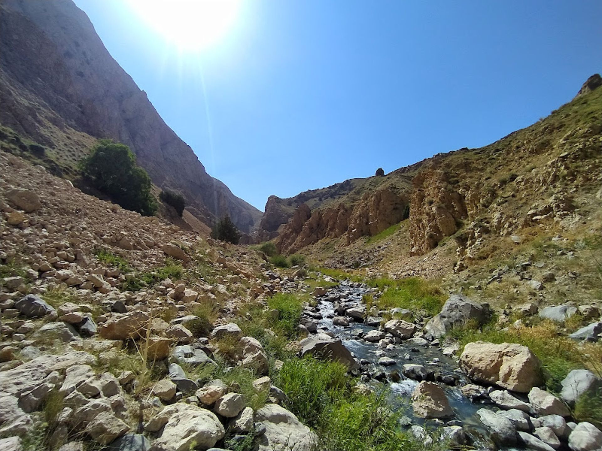 مسیر سنگلاخی دره زمان 