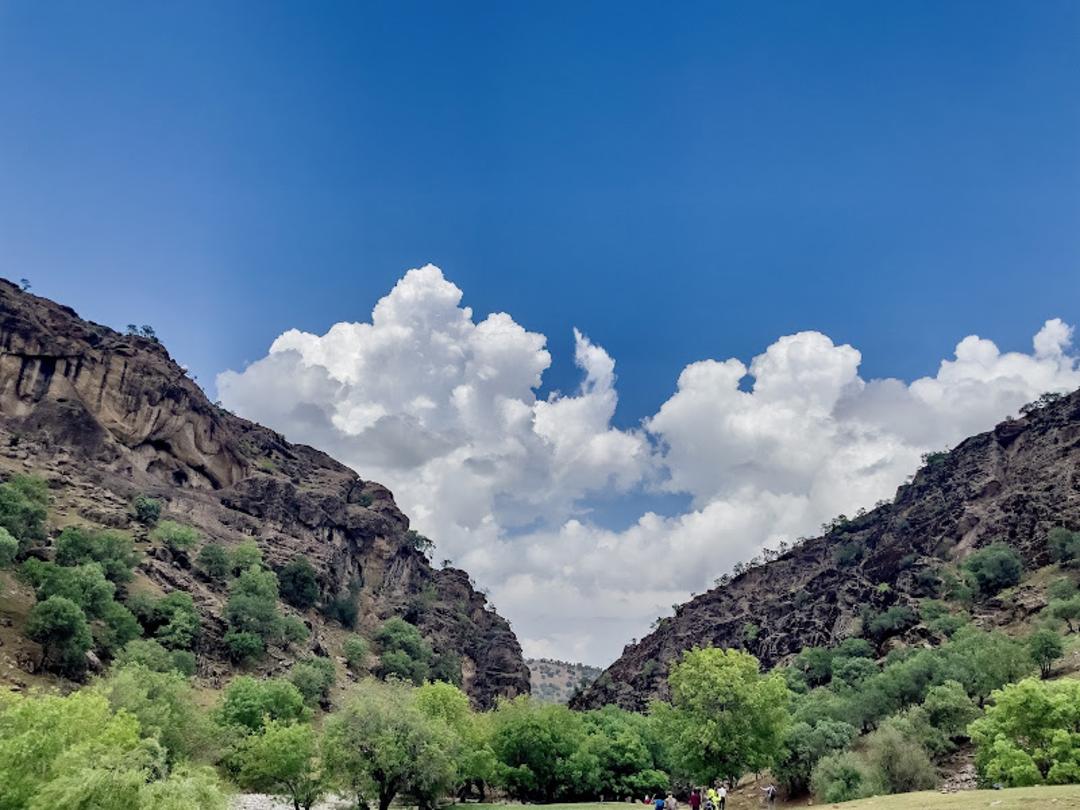 آسمان صاف و پوشش گیاهی سبز تنگه پیازه