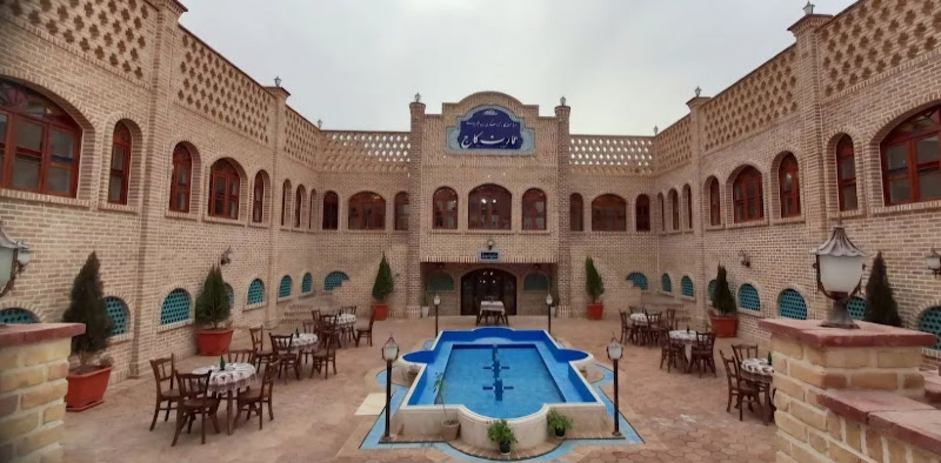 حیاط حوض دار اقامتگاه بوم گردی عمارت کاج