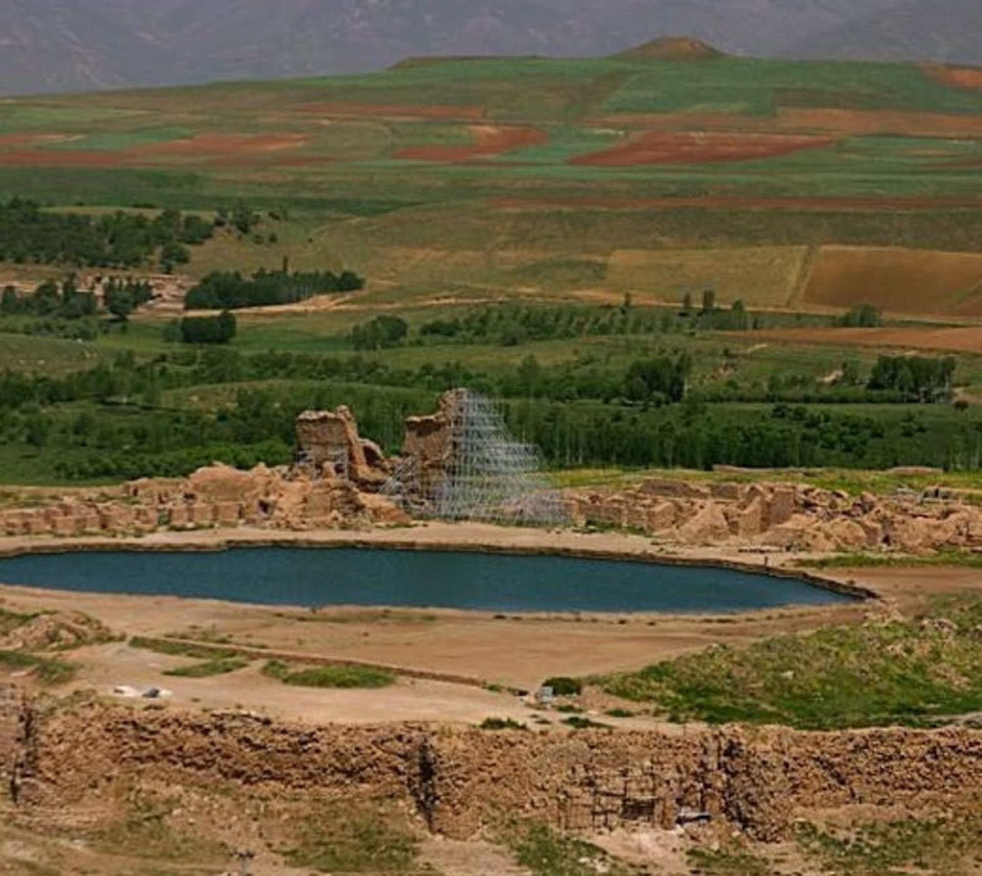 طبیعت سرسبز اطراف دریاچه تخت سلیمان