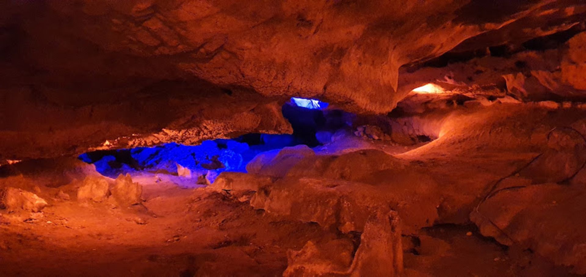 نورپردازی جذاب در داخل غار کتله خور