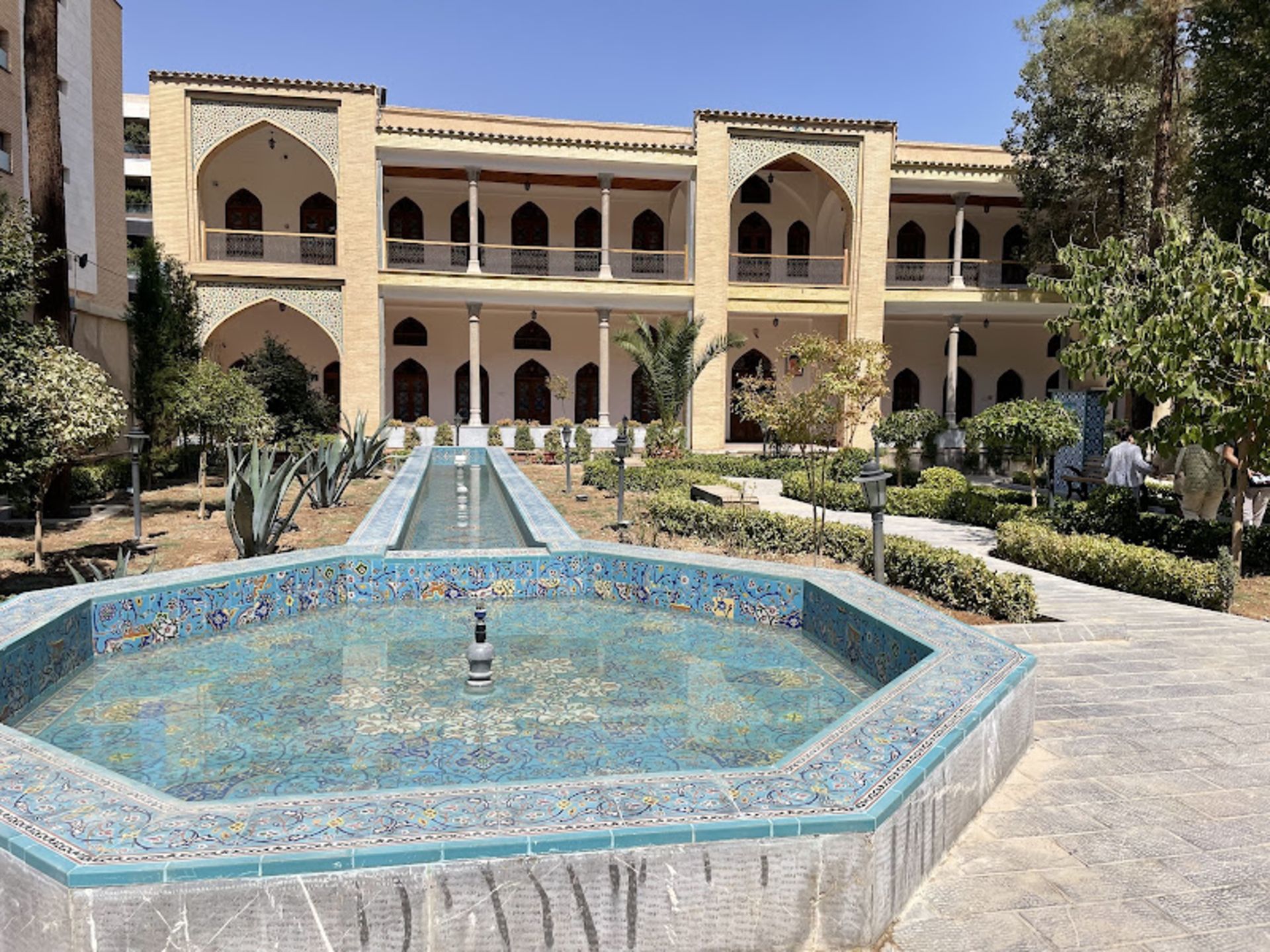 حوض و نمای آجری موزه ملی هنر اصفهان 