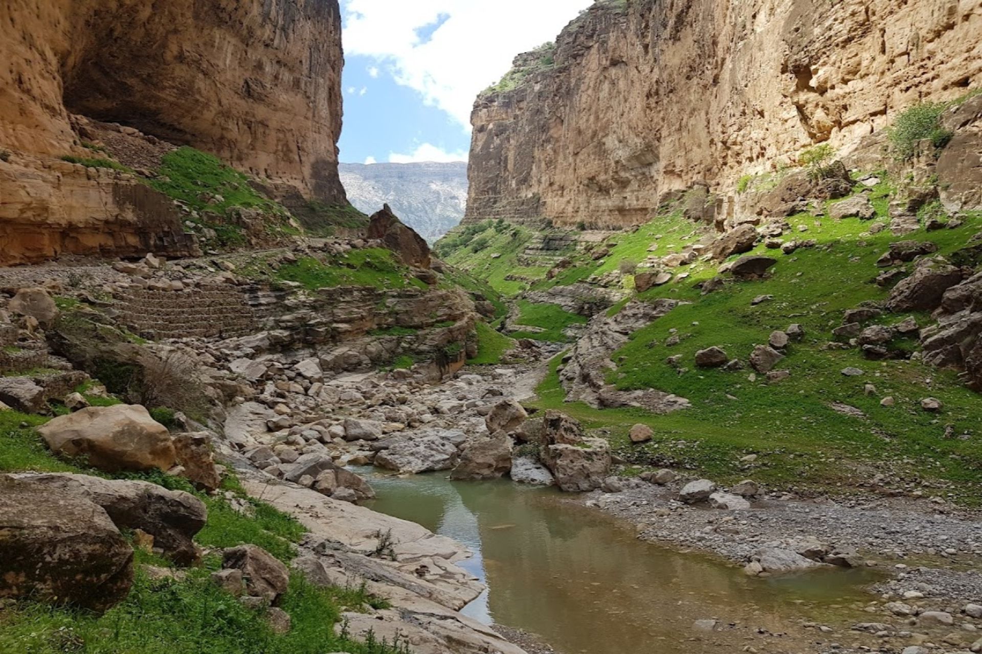 تنگه باستانی زرانگوش با فضای سرسبز و رودخانه جاری