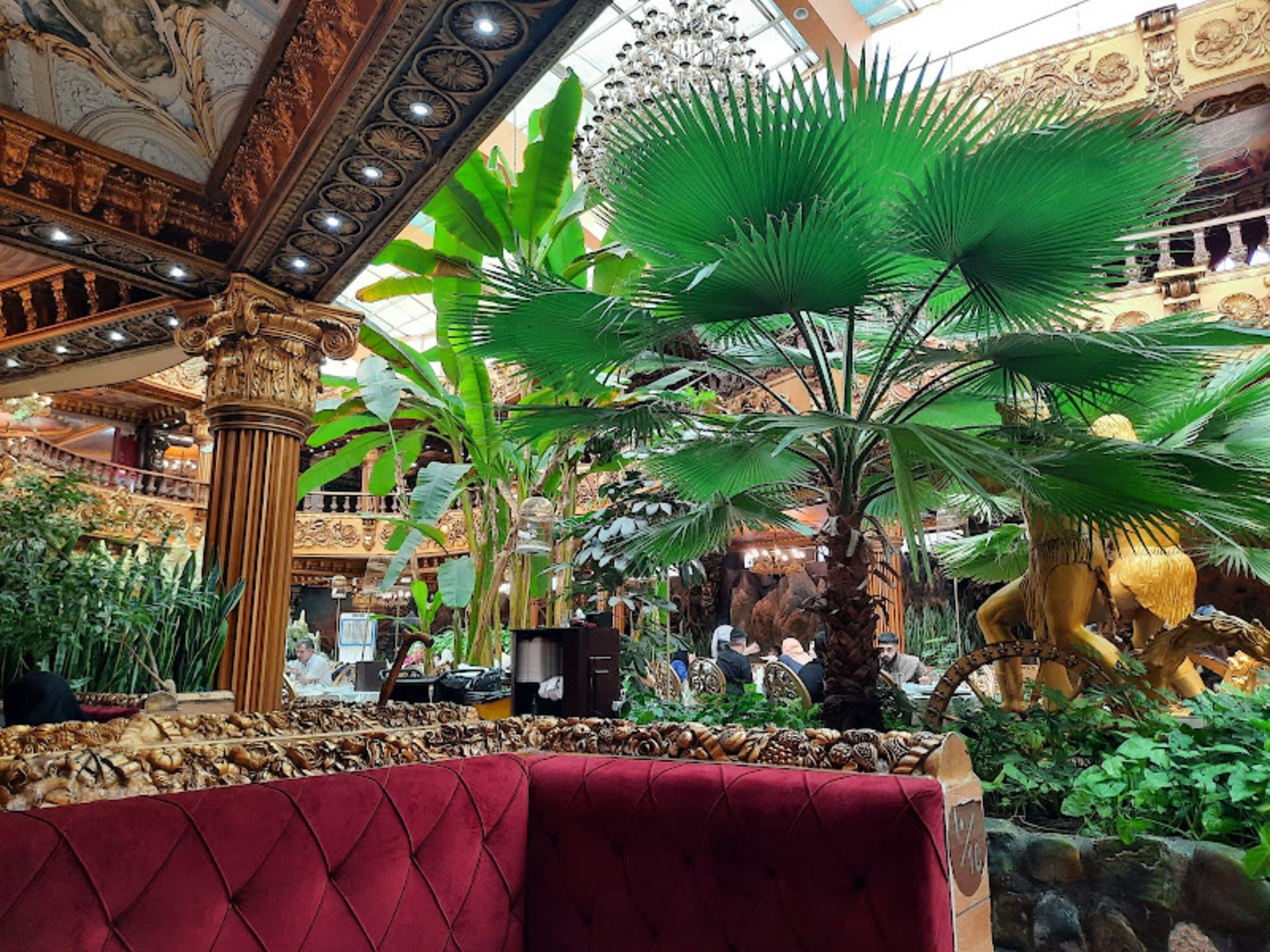 فضای مجلل کاخ رستوران ایمانی