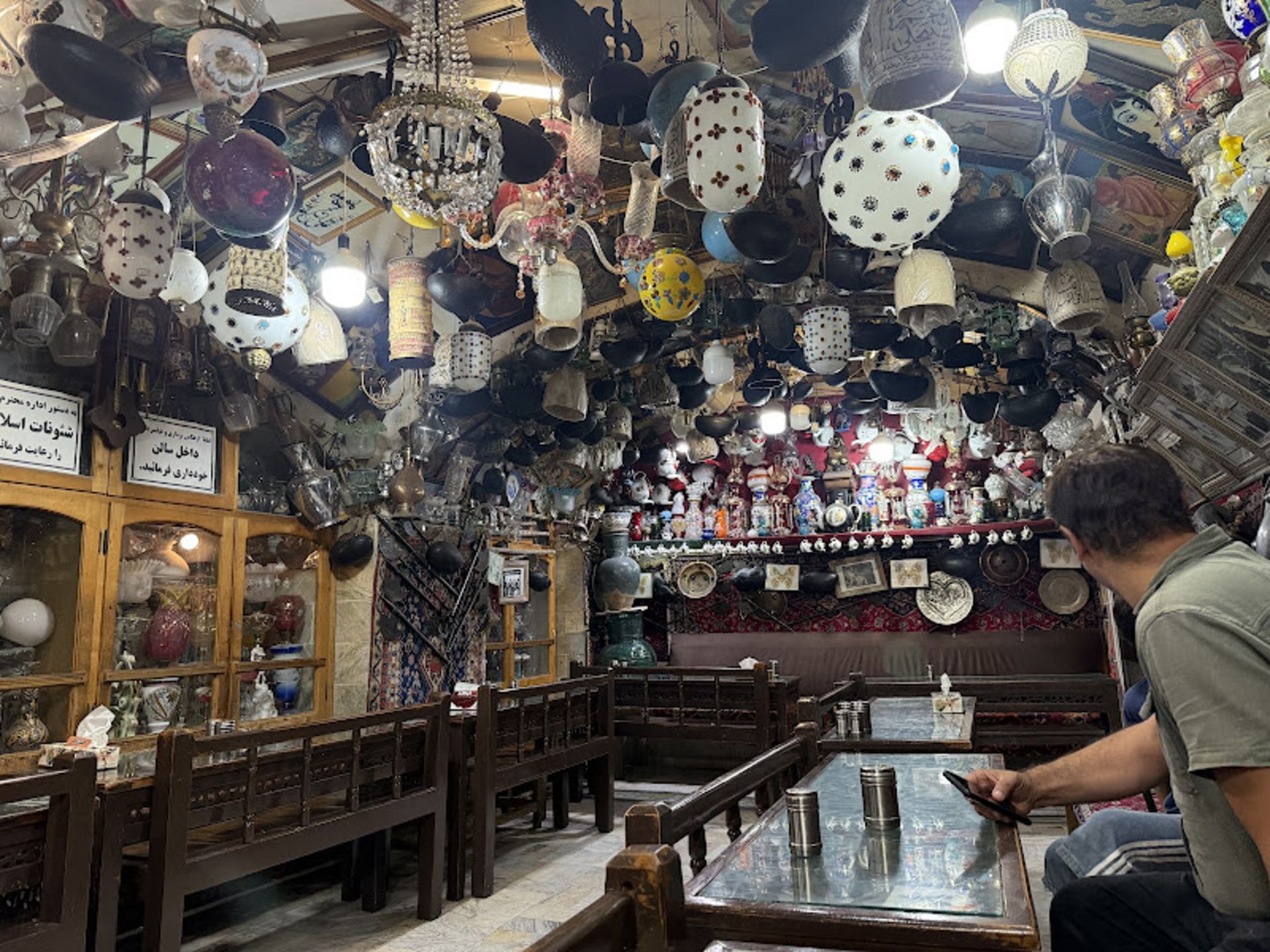 اشیا عتیقه و میزهای چوبی در کافه رستوران آزادگان