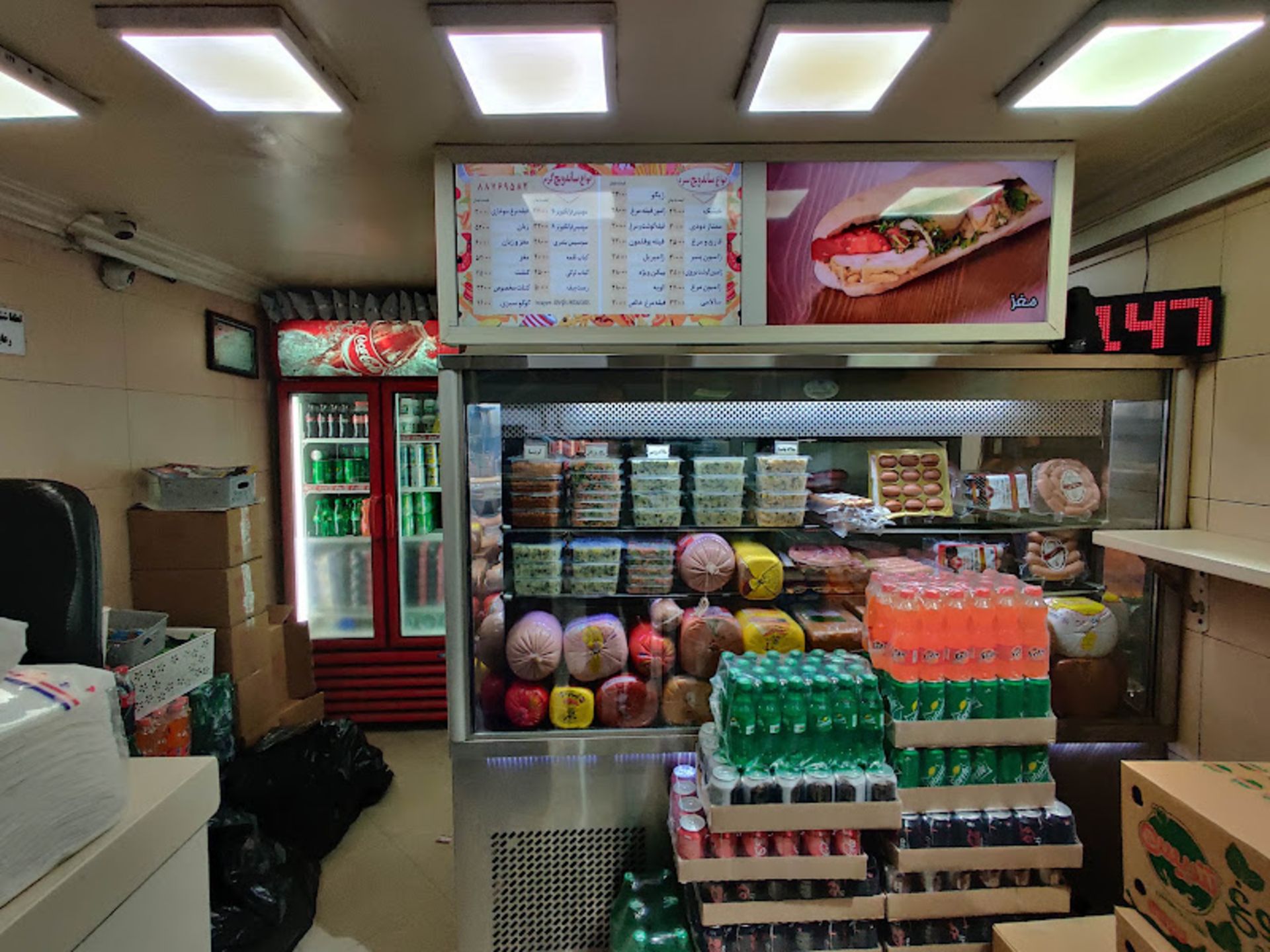 فضای داخلی و یخچال ساندویچی ژوزف