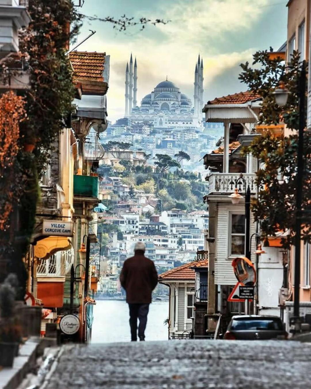 فردی در خیابانی با منظره مسجد آبی در ترکیه