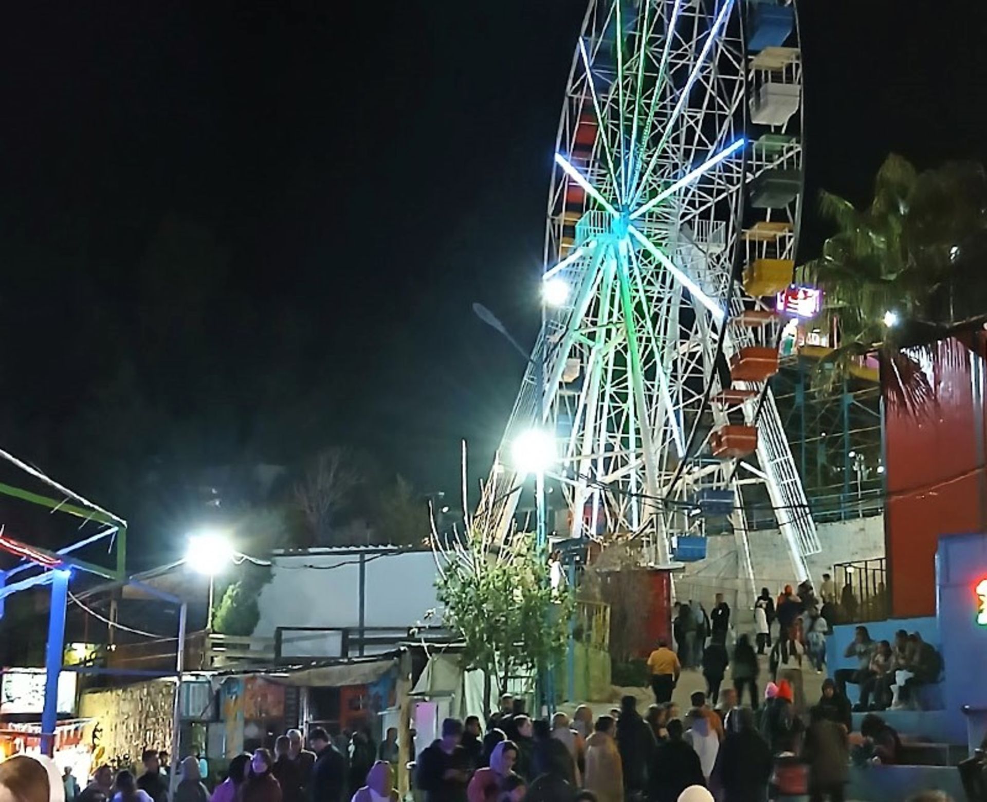 چرخ و فلک لونا پارک شیراز