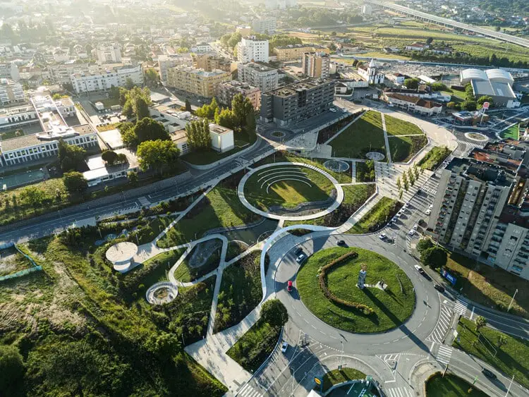 پارک شهری با طراحی آمفی‌تئاتر مدرن در میان ساختمان‌های پرتغال