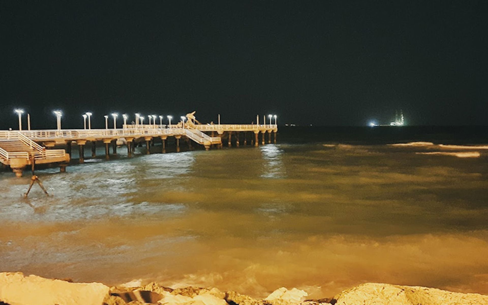 اسکله میرمهنا در شب