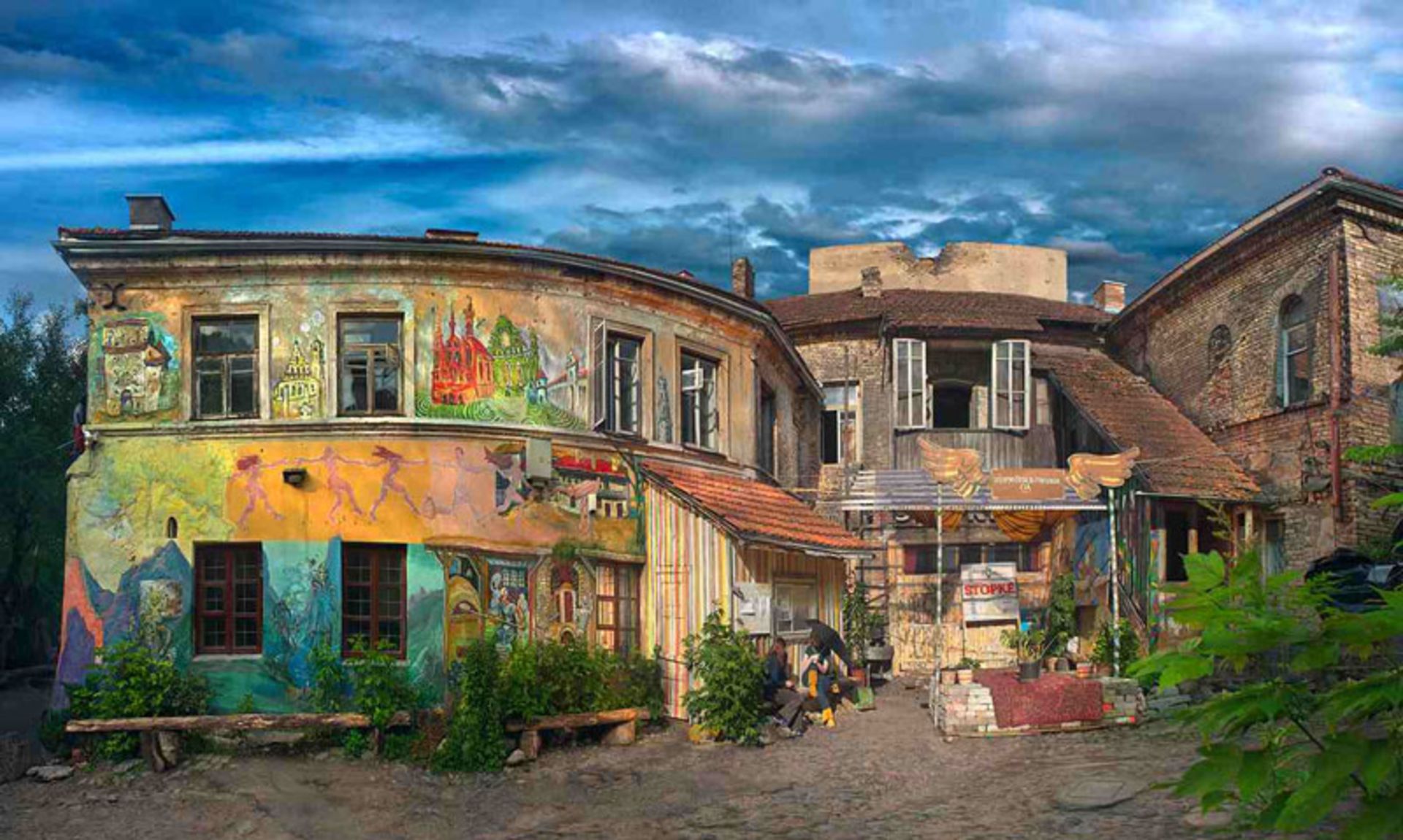 حیاط مرکز رشد هنری اوژوپیس با دیوارهای رنگی در لیتوانی