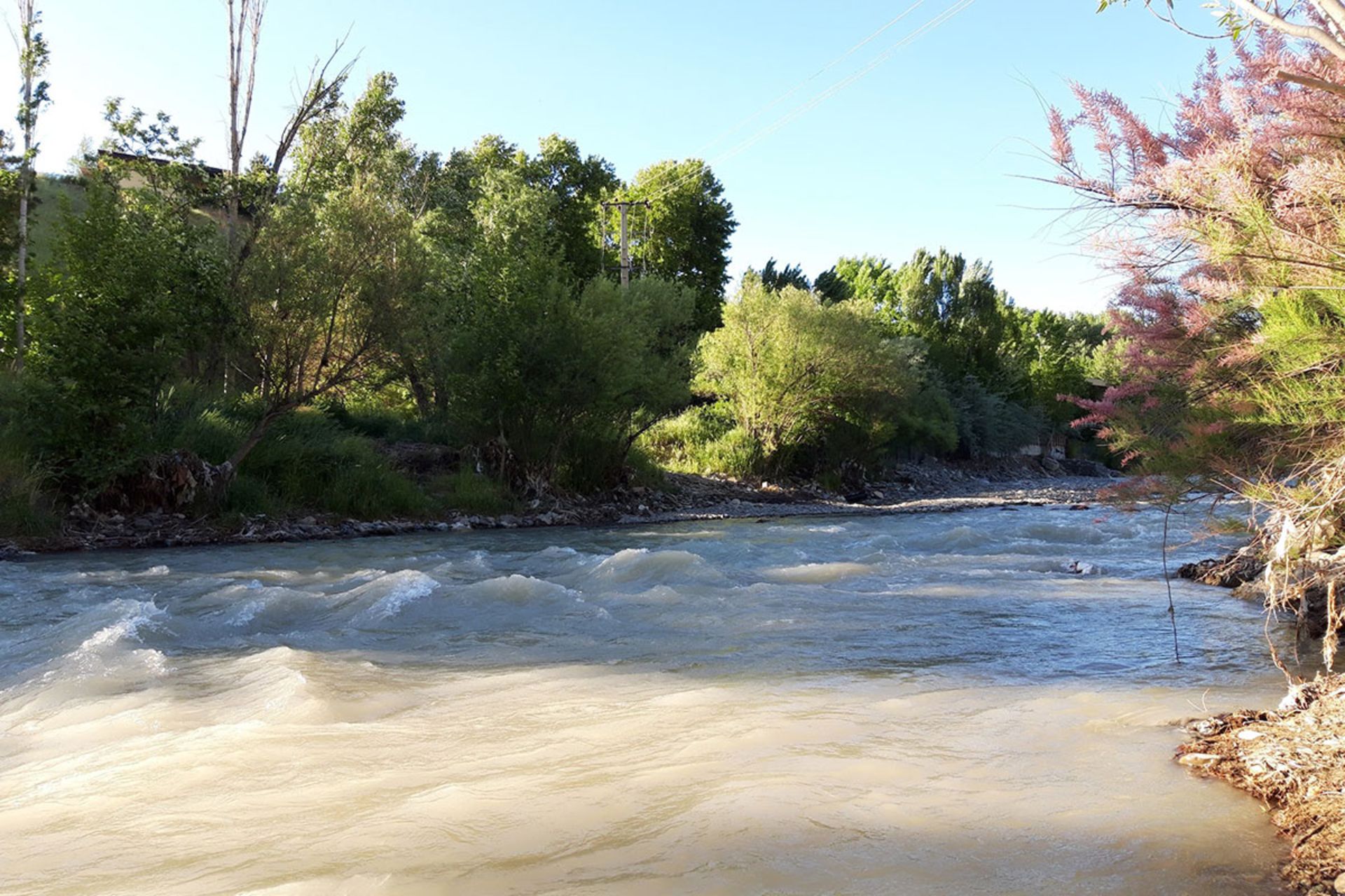 عبور رودخانه کردان از میان روستای کردان