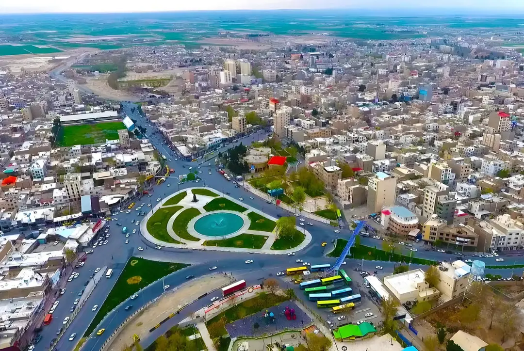 نمای از بالا از بافت شهری و میدان مرکزی شهر ورامین
