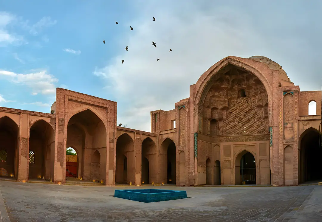 حیاط آجری مسجد جامع ورامین با ایوان بزرگ و حوض مرکزی