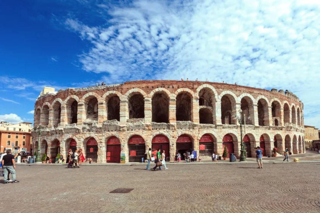 آمفی‌تئاتر ورونا (Arena di Verona) با طاق‌های سنگی و معماری رومی در میدان شهر