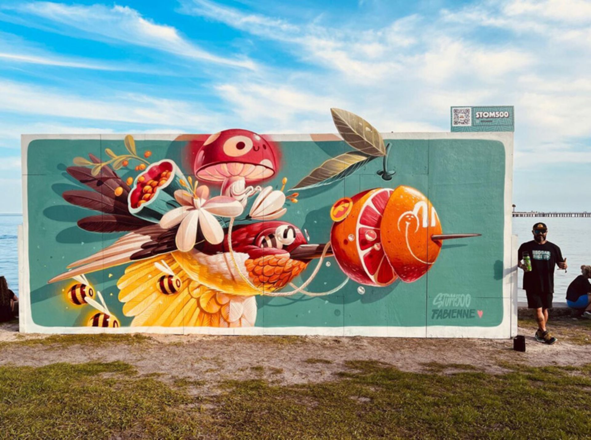 نقاشی دیواری سوررئال از پرنده رنگارنگ با بال‌های زرد