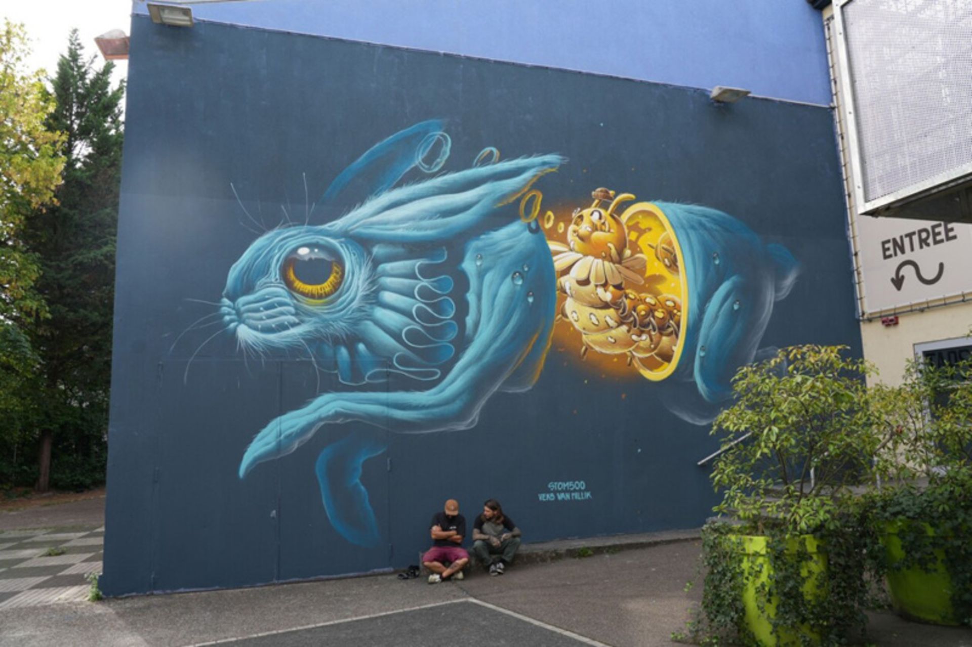 نقاشی دیواری سوررئال از خرگوش آبی با چشم بزرگ زرد