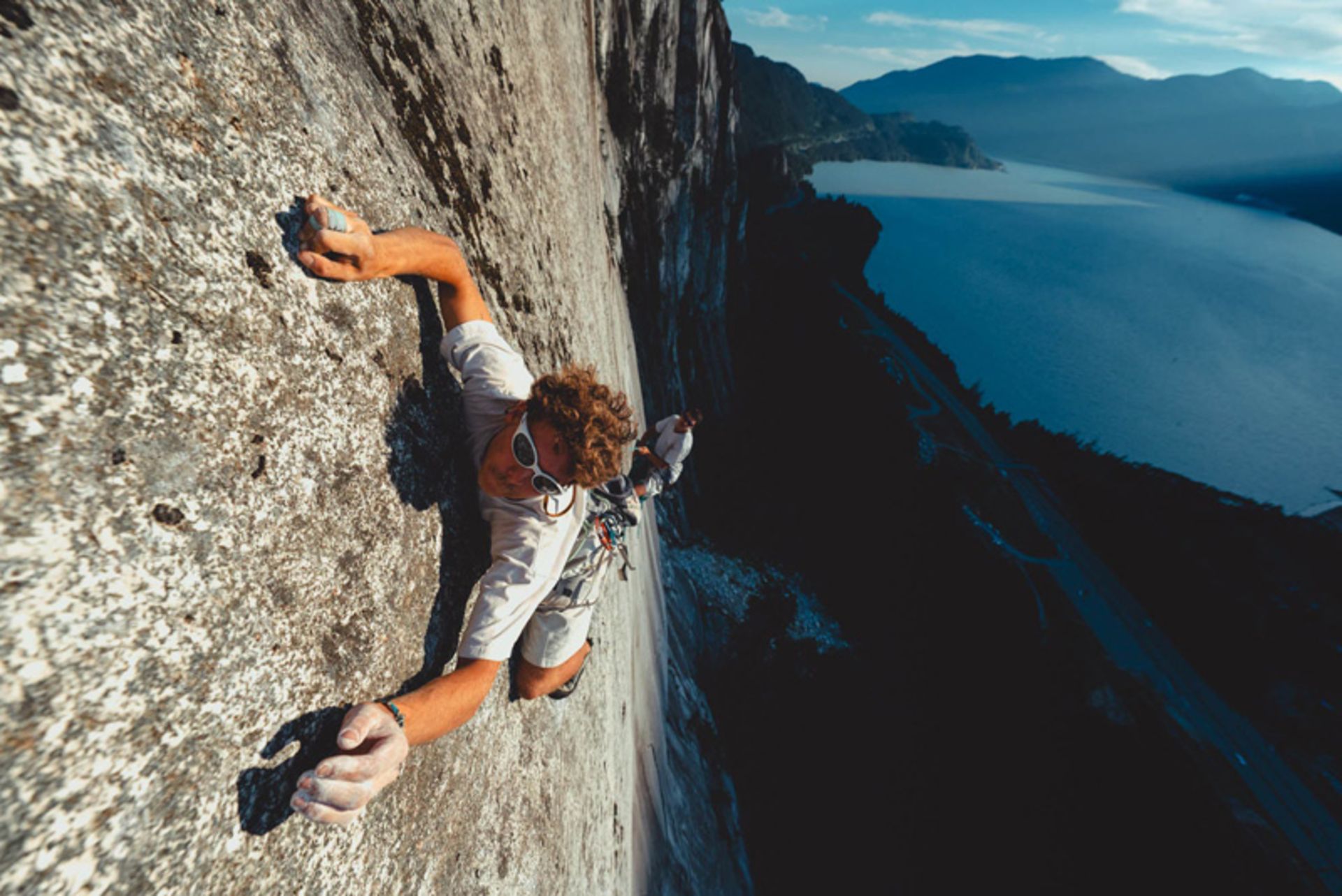 مرد صخره‌نوردی در حال صعود