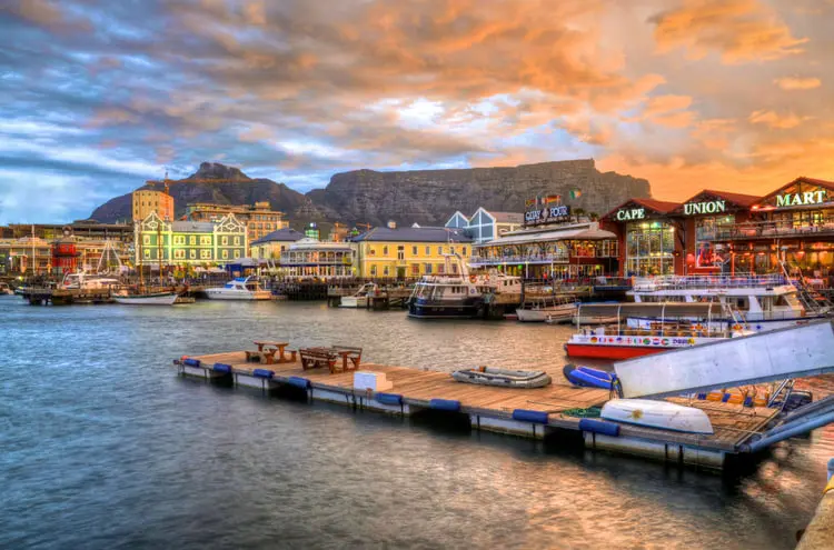 بندر ویکتوریا و واتر‌فرانت (V&A Waterfront) در مقابل کوه پناهگاه کیپ‌تاون