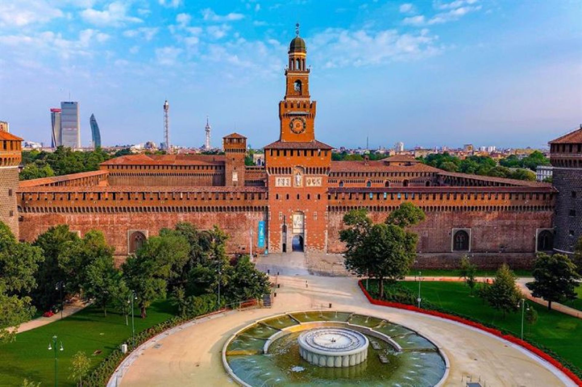 نمای بیرونی قلعه قرمز اسفورزا در ایتالیا