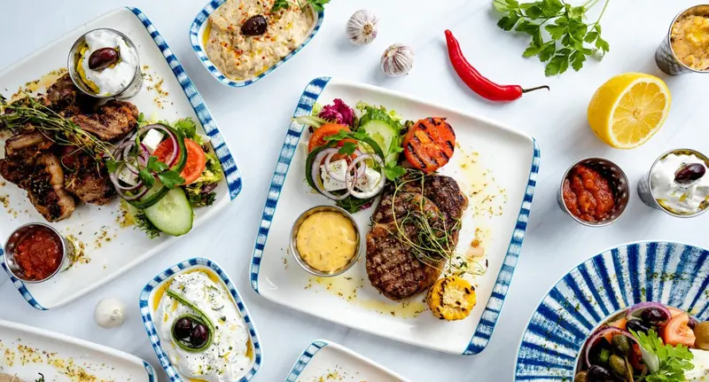 بشقاب استیک و میز غذای  سوئدی
