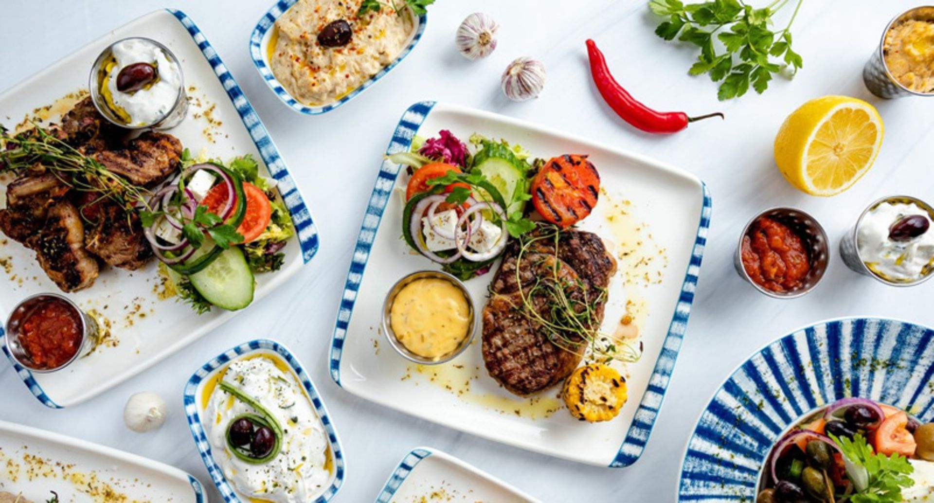 بشقاب استیک و میز غذای  سوئدی