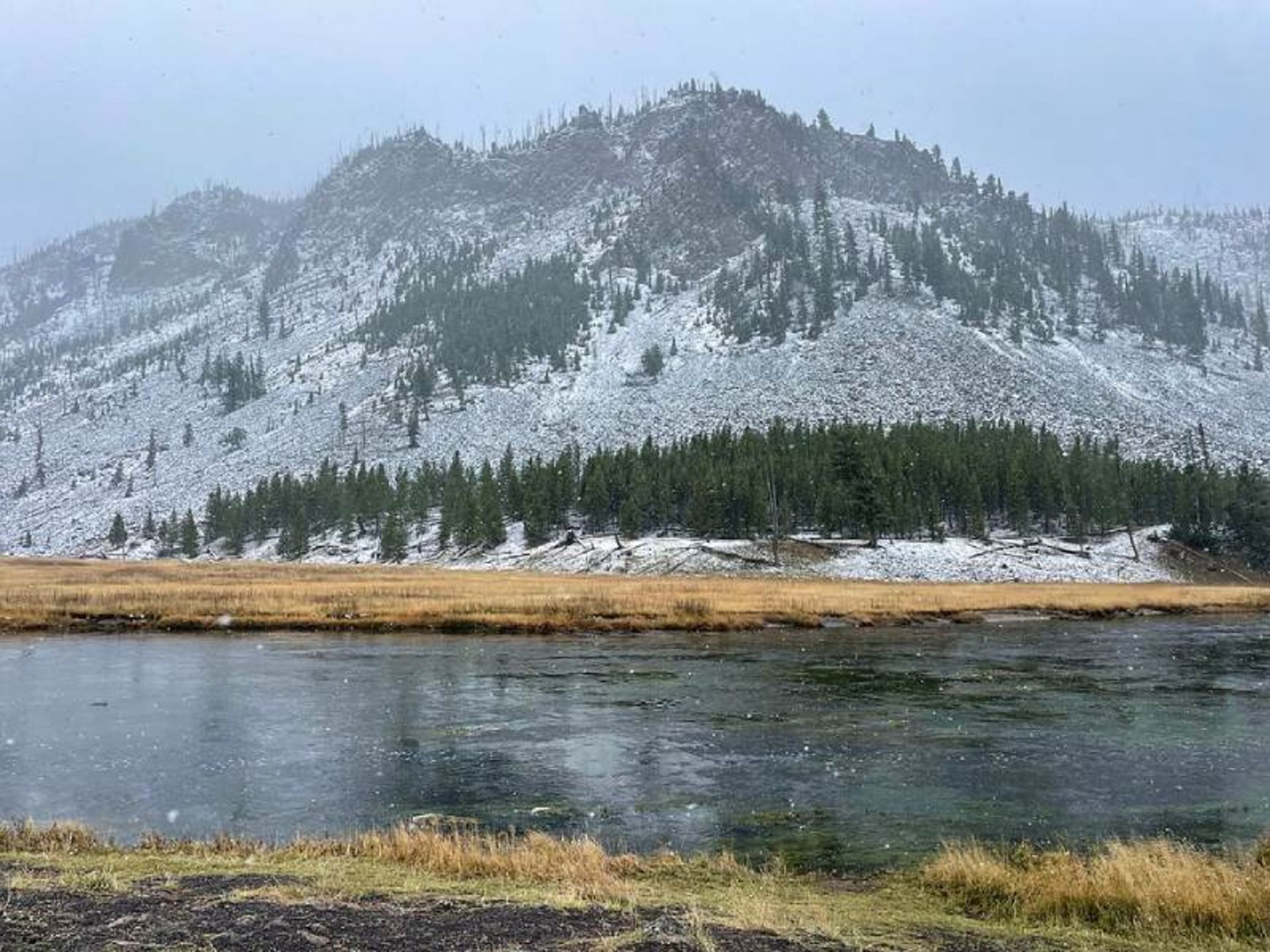 رودخانه و کوهستان پارک ملی یلواستون در روز برفی