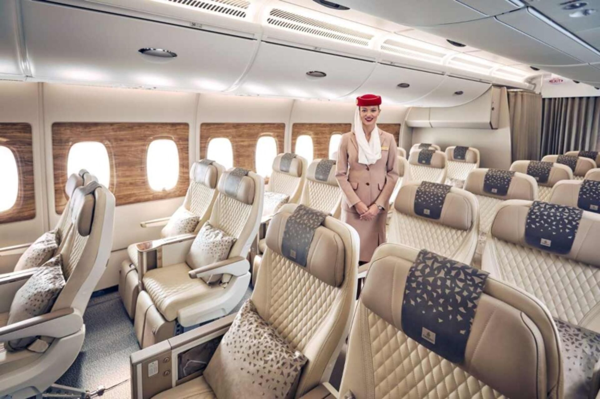 فضای داخلی A380 با صندلی های کرم رنگ