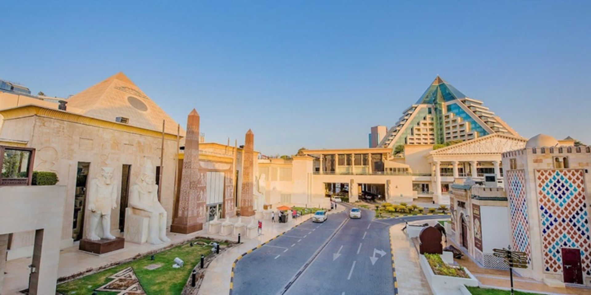 معماری بناهای مرکز خرید وافی زیر نور آفتاب