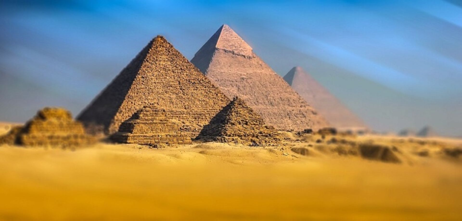 اهرام ثلاثه مصر در بیابان