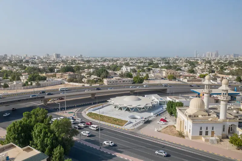 ساختمان بشقاب‌ پرنده شارجه کنار مسجد