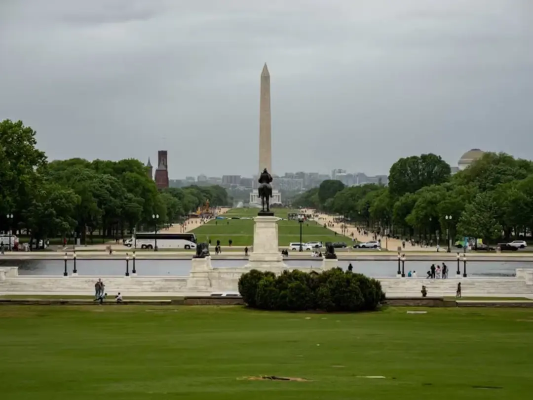 بنای یادبود واشینگتن (Washington Monument) در میان فضای سبز و فواره‌ها