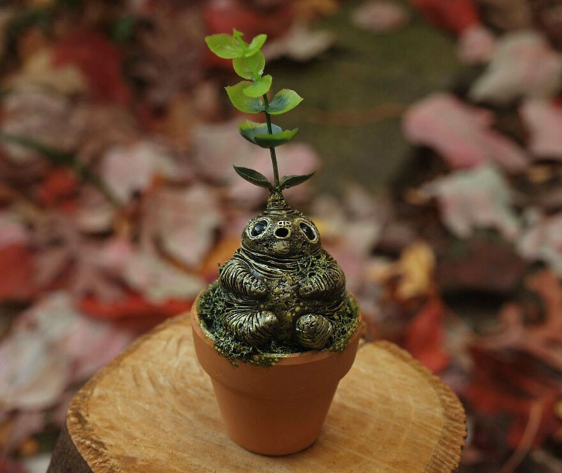 مجسمه ای در گلدان کوچک فانتزی 