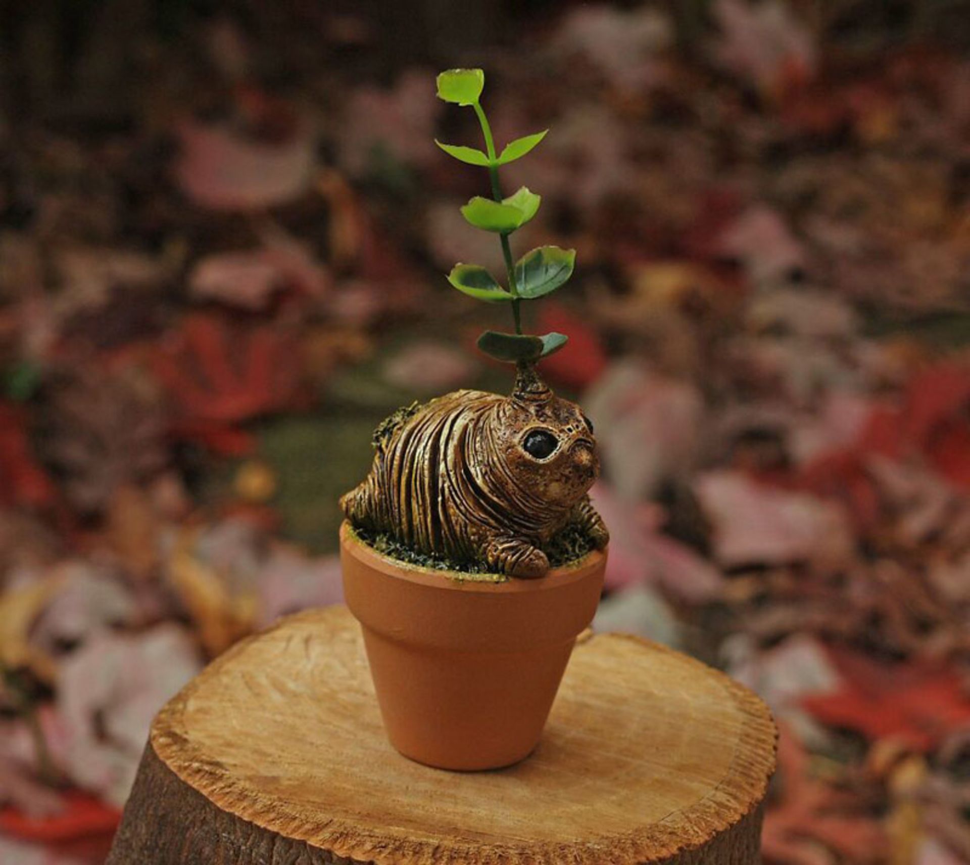 مجسمه ای در گلدان کوچک 