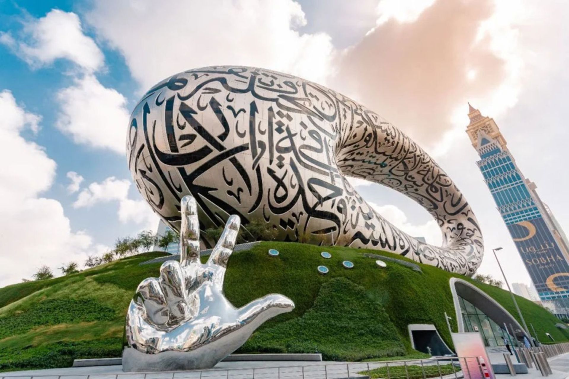سازه حلقوی موزه آینده دبی زیر آسمان نیمه ابری 