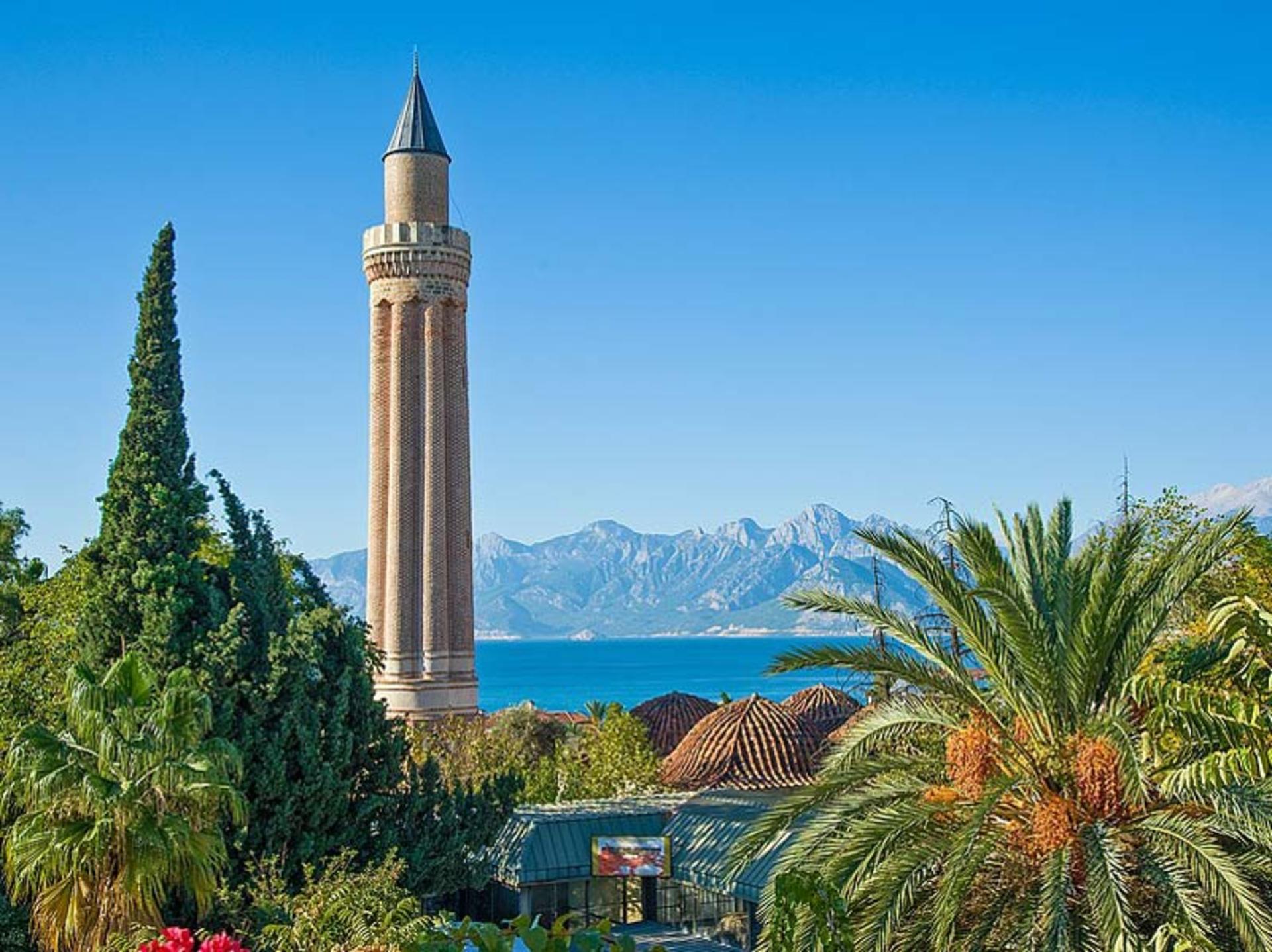 مناره ییولی در آنتالیا