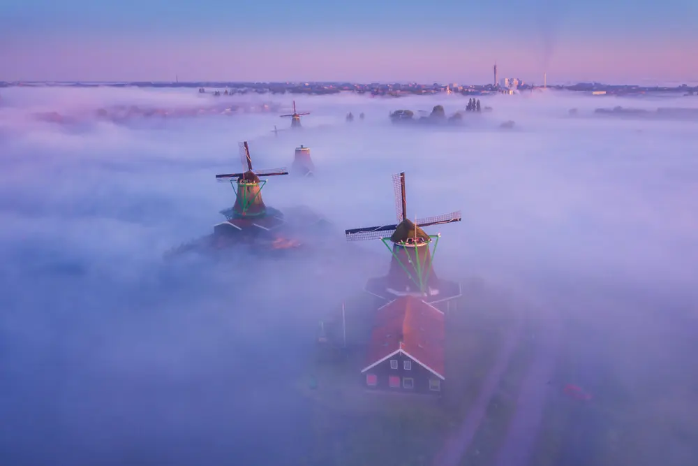 آسیاب‌ بادی (Windmills) در میان مه غلیظ در طبیعت هلند